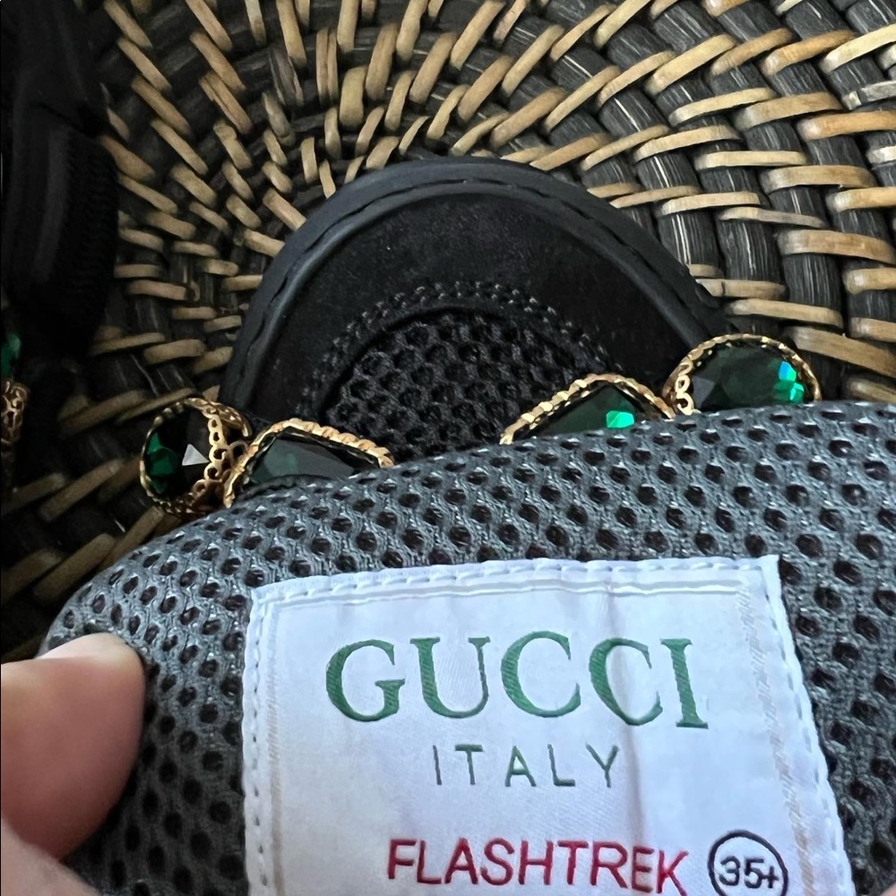 New Gucci Black Flashtrek size 35.5 with green stones - Picture 8 of 9